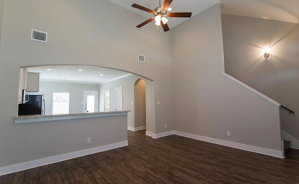 Building Photo - 112 Waverly Dr