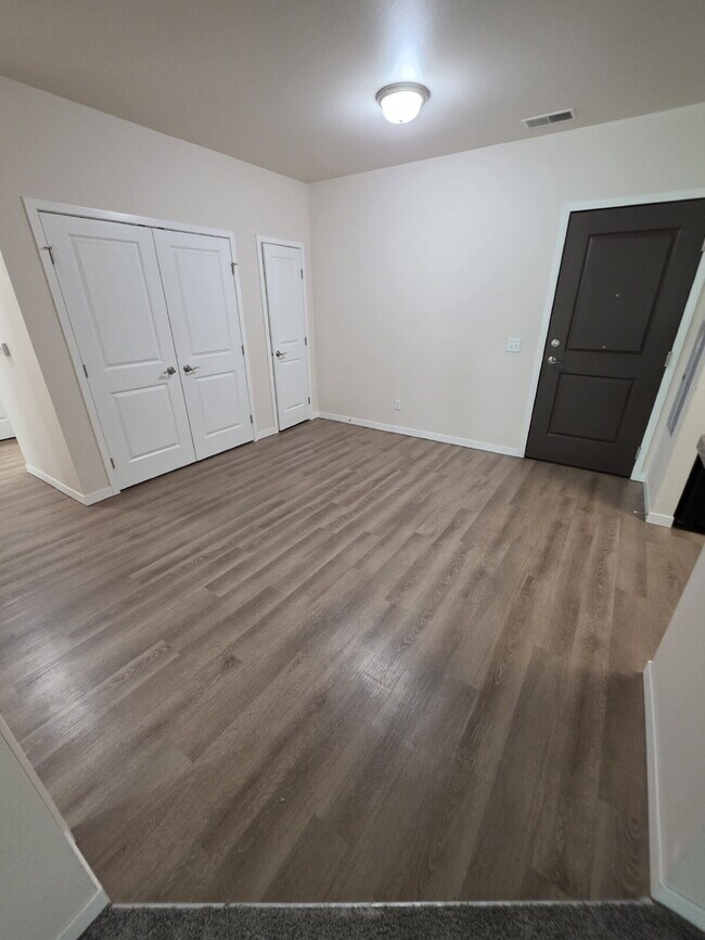 Building Photo - 2 Bedroom | 1 Bathroom 2nd Floor Apartment Available RIGHT NOW!