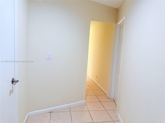 Building Photo - 10620 Sunset Strip