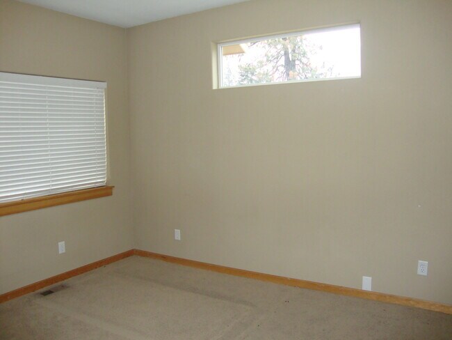 Building Photo - 503