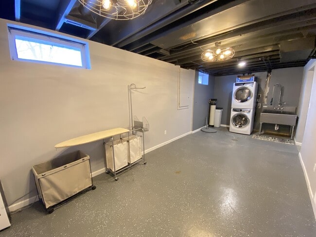 Building Photo - 1540 5th Ave SW