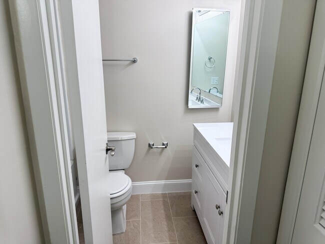 Building Photo - 333 NE Floresta Dr