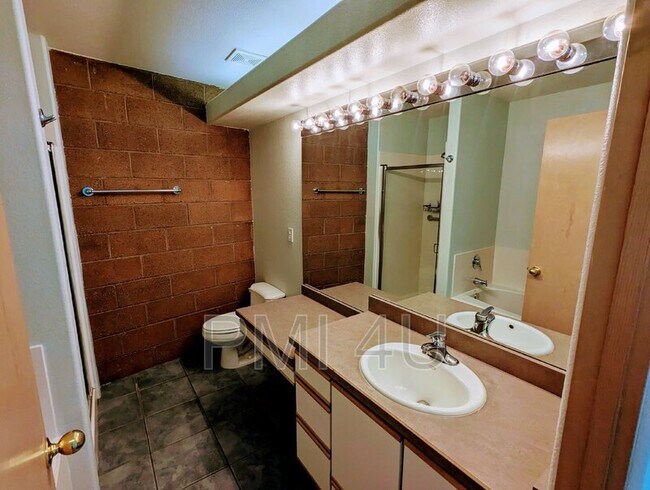 Building Photo - 4105 Bay Ct NE