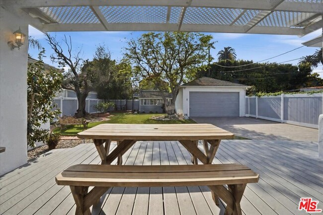 Building Photo - 2317 Veteran Ave