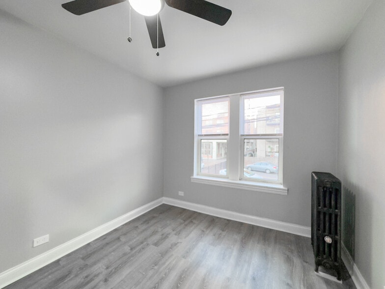 Building Photo - 4037 N Kenmore Ave