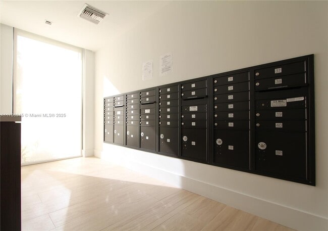 Building Photo - 10201 E Bay Harbor Dr