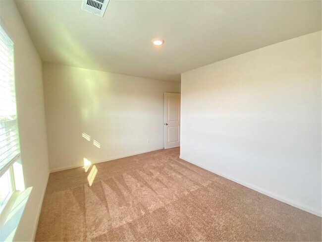 Building Photo - 325 Crescent Park Dr