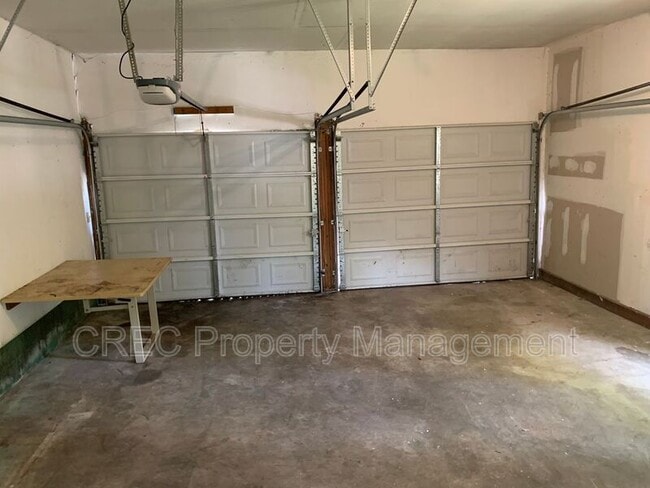 Building Photo - 205 Pinewood Dr