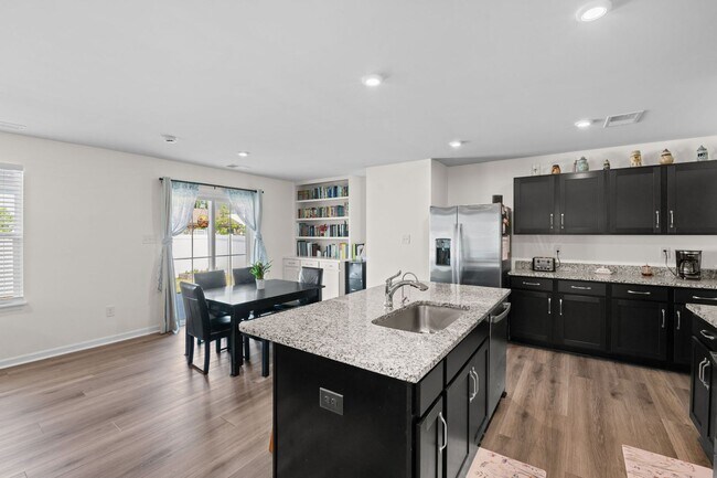 Building Photo - Beautiful 4-Bedroom Home with Fenced Backyard & Open Floor Plan!
