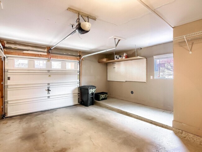 Building Photo - 2 Bedroom Townhome in Denver