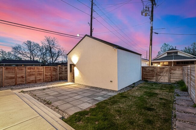 Building Photo - LUX 3BD, 4BA Sunnyside Home with Office and 2-Car Garage