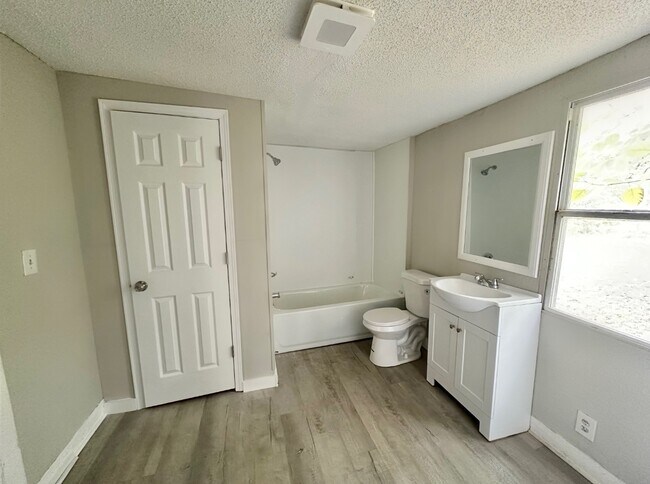 Building Photo - 1430 19th St Ensley