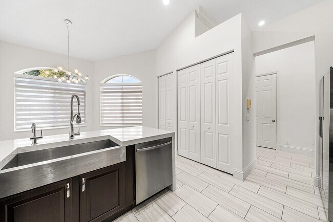 Building Photo - 114 Palm Point Cir