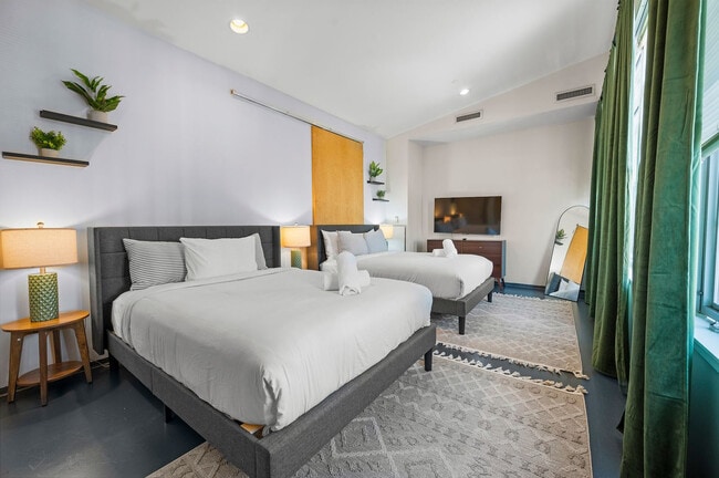 Building Photo - 160 E Berkeley St