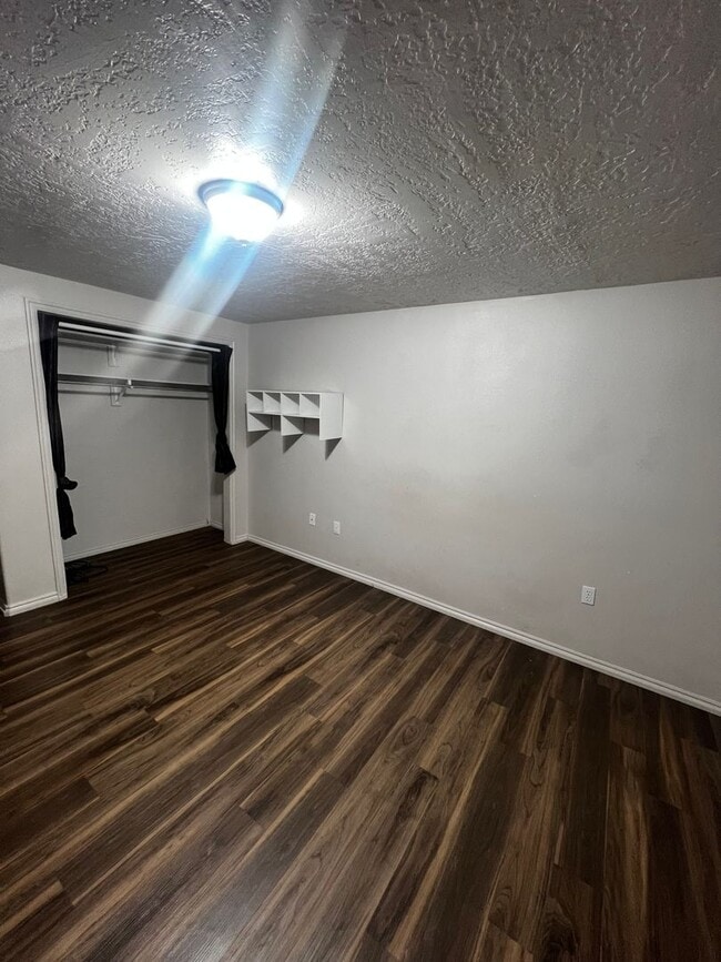 Building Photo - ALL utilities Included 2 Bedroom UNDER $1500