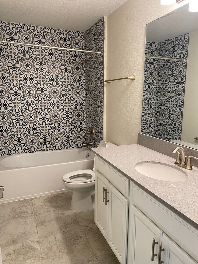 Building Photo - STOREY PARK - 3BR/2.5BA TOWNHOME WITH 2 CAR GARAGE