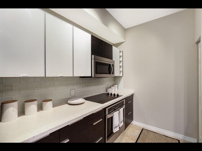 Building Photo - 1064 N Tamiami Trl