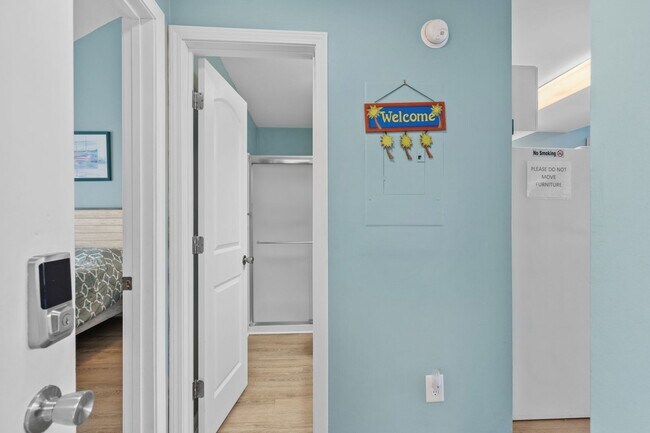 Building Photo - Fully Furnished W/ All Utilities Included! Seasonal Rental available 9/1/25-3/31/26