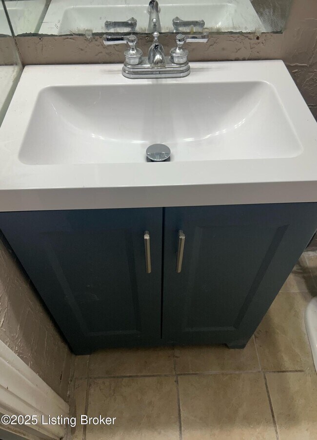 Building Photo - 735 Compton St