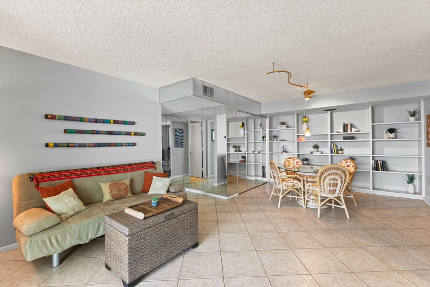Living area - 1111 N Gulfstream Ave