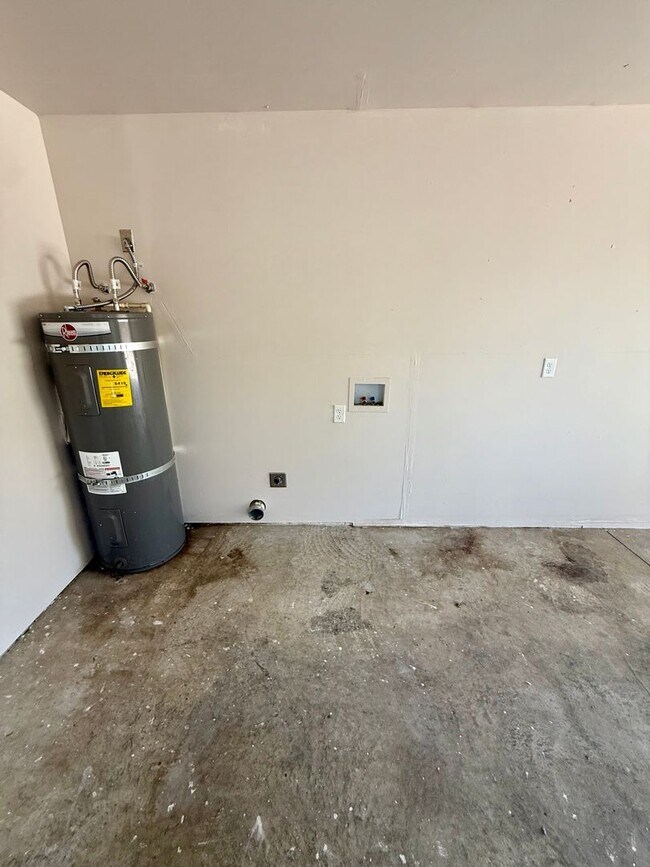Building Photo - AMAZING 1-BEDROOM, 1-BATH UNIT WITH GARAGE