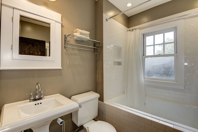 Building Photo - 3 Bed 2.5 Bath - Takoma Park Craftsman - Spacious Rear Deck