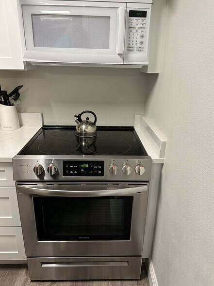 Fridgedaire range - 7101 Ridgewood Ave