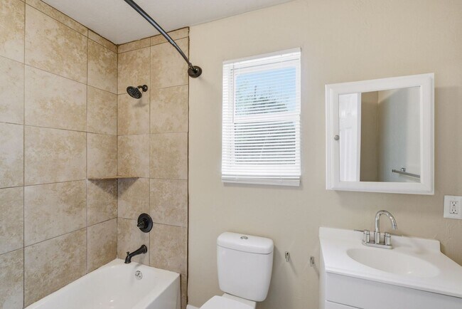 Building Photo - 3 bed, 2 bath home in Bethany, OK