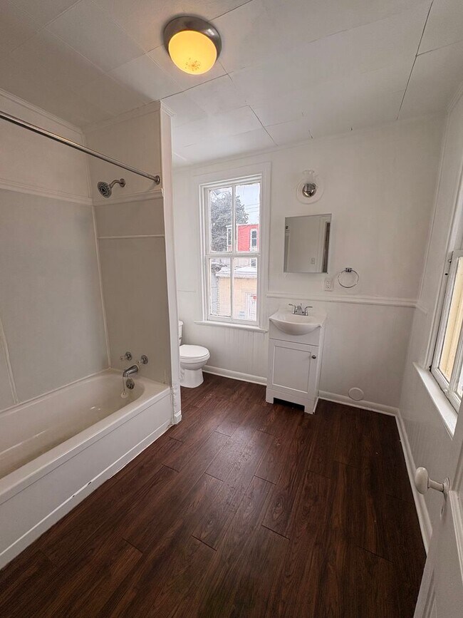 Building Photo - 3 Bedroom Apartment in the West End of York City