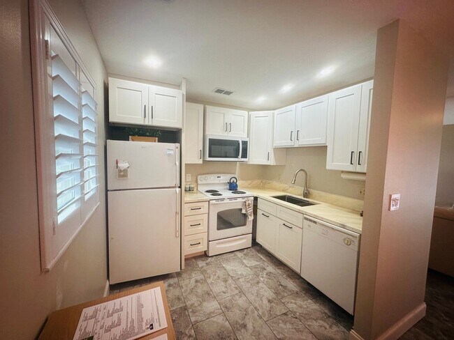 Building Photo - 2/2 Furnished 55+ Condo