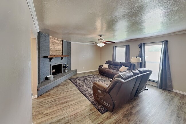 Building Photo - Don't miss your opportunity to make this Camelot gem your next home—schedule your tour today!
