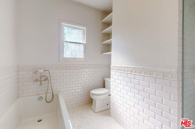 Building Photo - 450 N Sycamore Ave