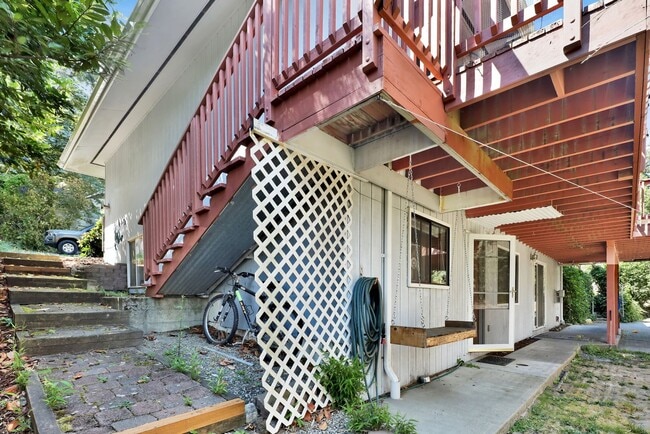 Building Photo - Preleasing Now! Available early August! 7 Bed, 2.5 Bath House!