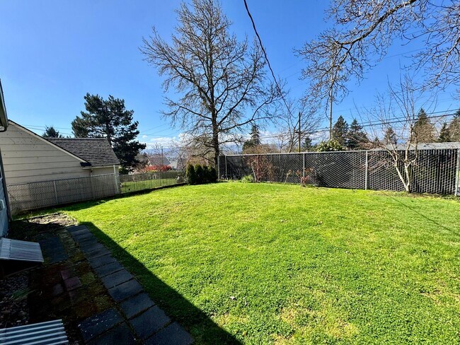 Building Photo - Bittersweet memories, Full Beautiful Remodel Highly Desired Lincoln Neighborhood