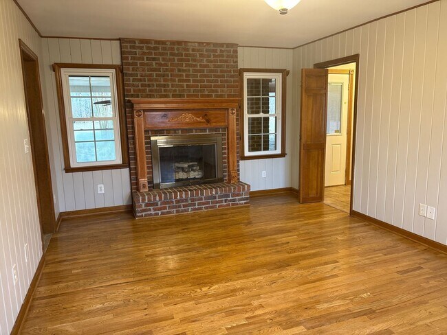 Building Photo - Charming Home Near Lakewood Golf & Country Club in Tullahoma...