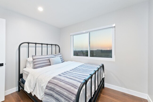 Building Photo - Costa Mesa, Panoramic Views, Pool - Fully ...