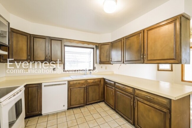Building Photo - 4 Bed, 2.5 Bath Home with Garage / Available Soon!