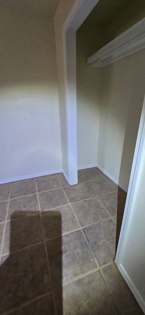 Building Photo - 5 Bedroom Duplex!!