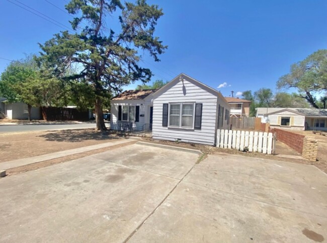 Building Photo - Available Now - 2 bed 1 bath near Texas Te...