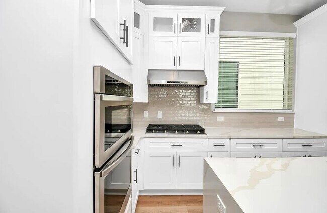 Building Photo - 410 E 41st St