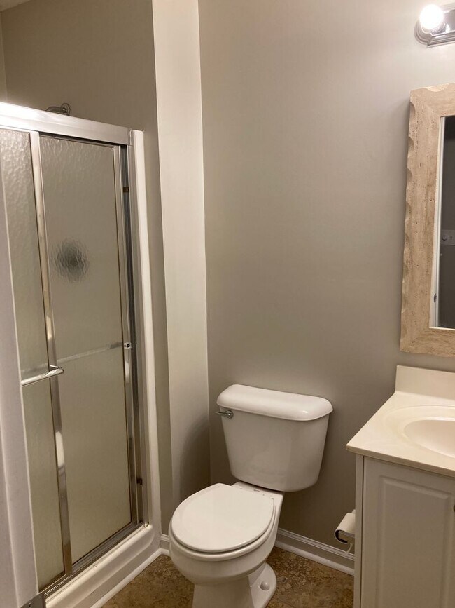 Building Photo - 3 Bed/3 Bath Townhome with Screened in Por...