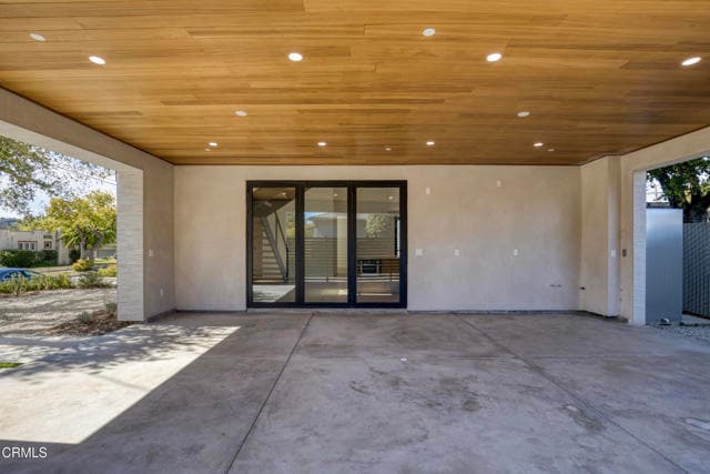 Building Photo - 611 W Claremont St