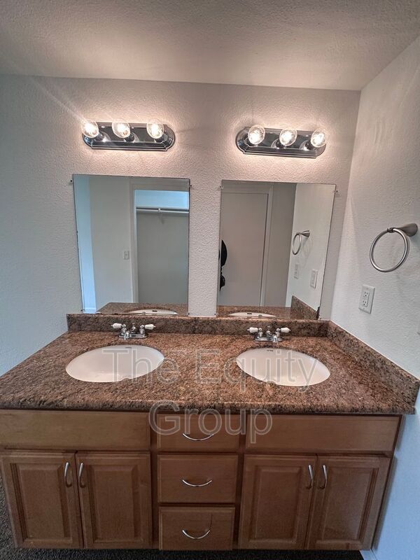 Building Photo - 534 Ash St