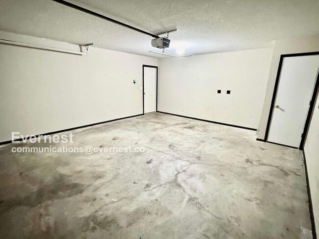 Building Photo - Lovely 3-Bedroom Home with Modern Amenitie...