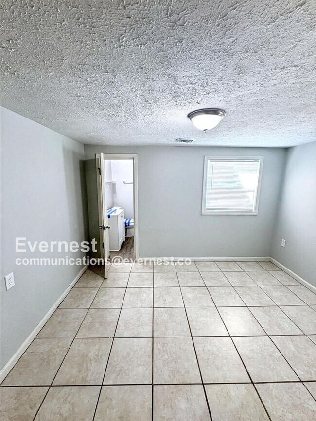Building Photo - 908 Davis St