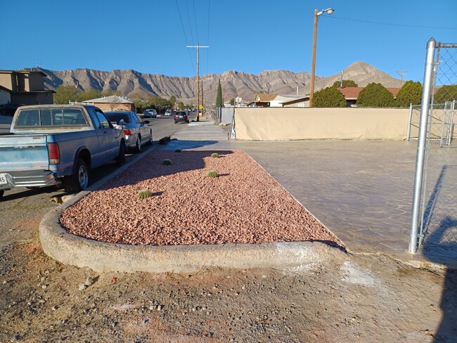 Mountain View & Parking area - 3919 Lincoln Ave