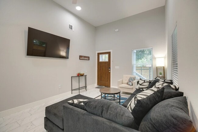 Building Photo - 3523 Bain St