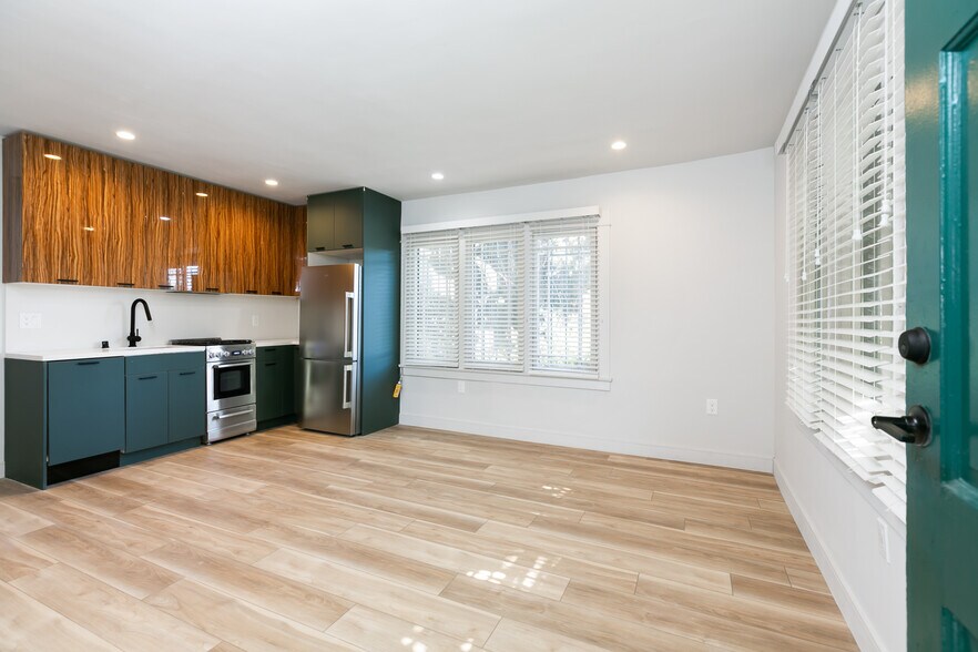 Primary Photo - 1423 Ridge Way