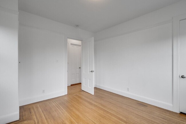 Building Photo - Newly remodeled top floor, pet friendly 1B...