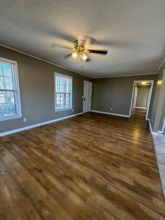 Building Photo - 1,640 Sq Ft | 4 Bed | 2 Bath